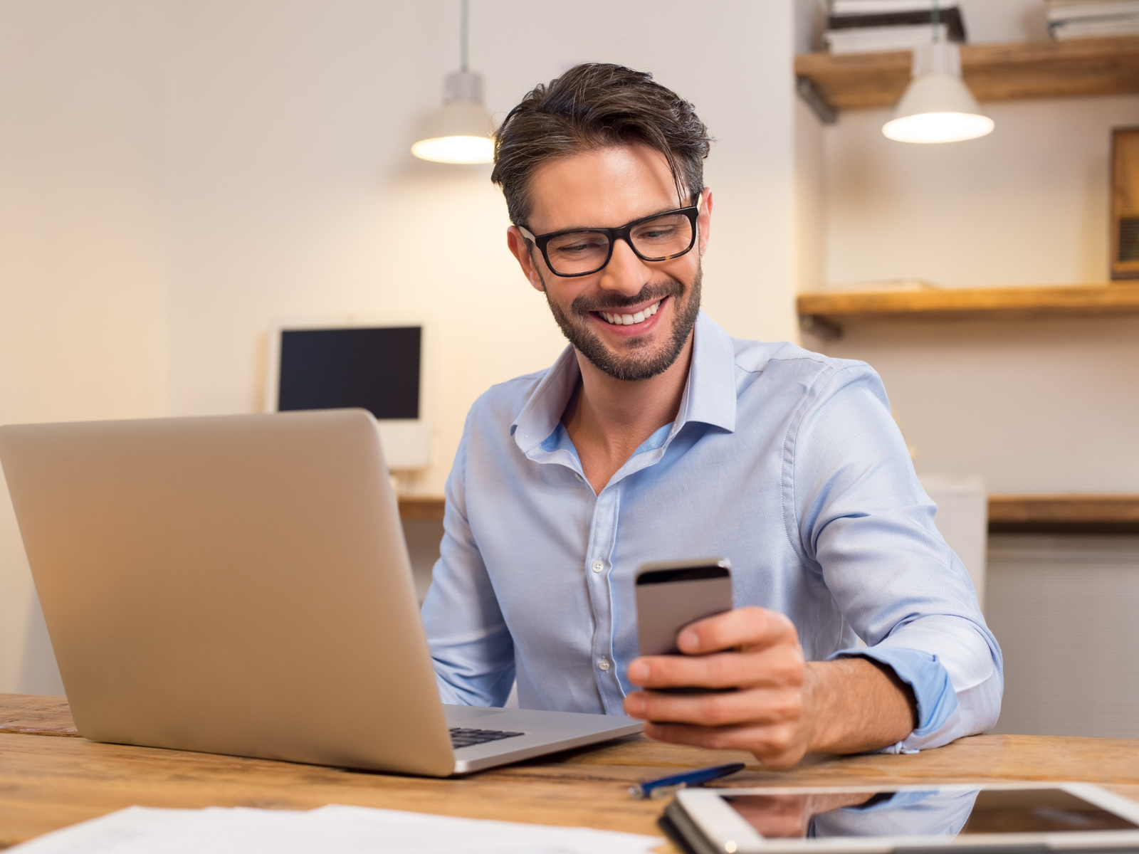 Email Hosting und Webhosting für Unternehmen - sichere Business E-Mails und Hosting Lösungen